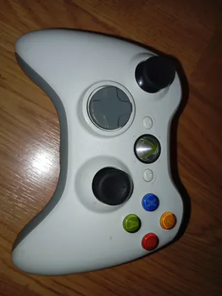 Xbox 360 Blanca + 2 Mandos + Cables
