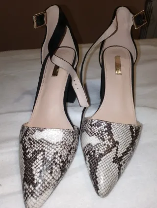 Zapatos de tacón con estampado de serpiente