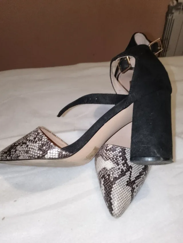 Zapatos de tacón con estampado de serpiente