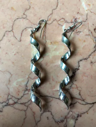Pendientes largos plateados en espiral