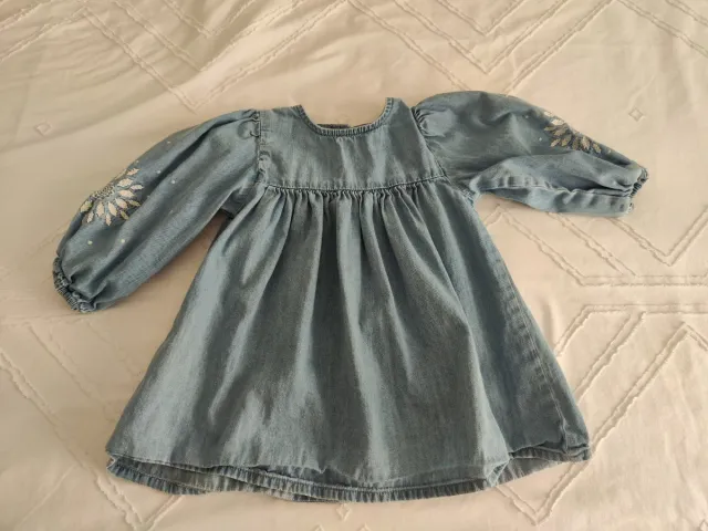 Vestido vaquero con bordado floral