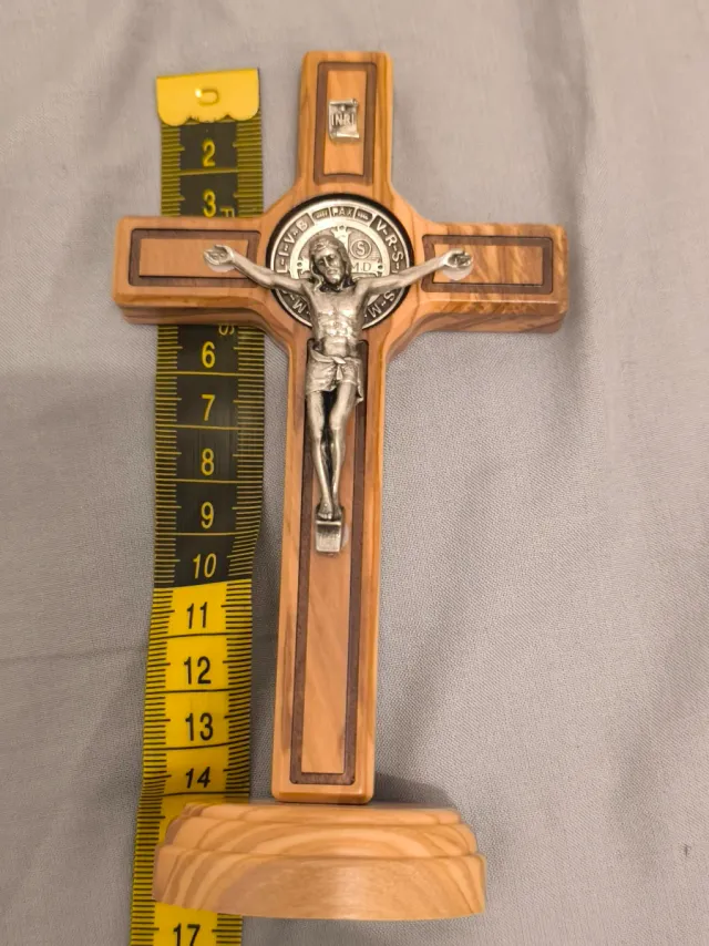 Crucifijo con base San Benito Madera Olivo Plata