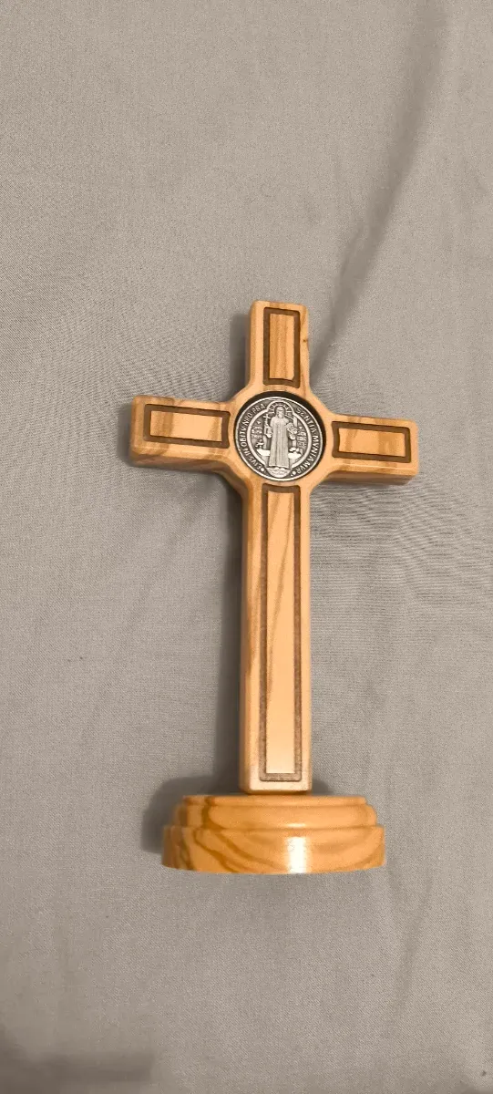 Crucifijo con base San Benito Madera Olivo Plata