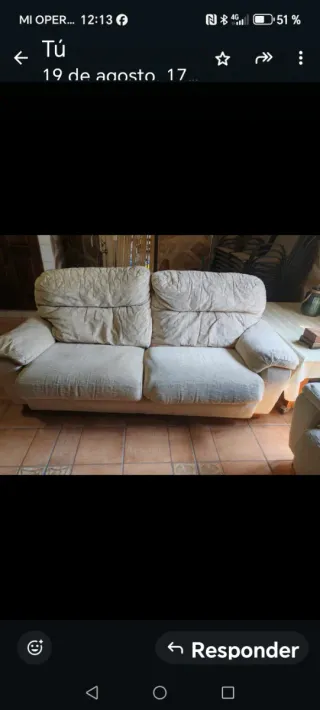 Sofá de tres plazas beige