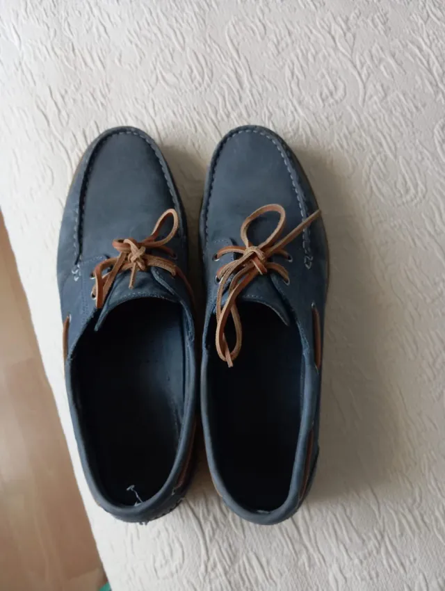 Zapatos náuticos azules y marrones