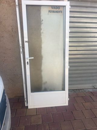 Puerta blanca con cristal y marco