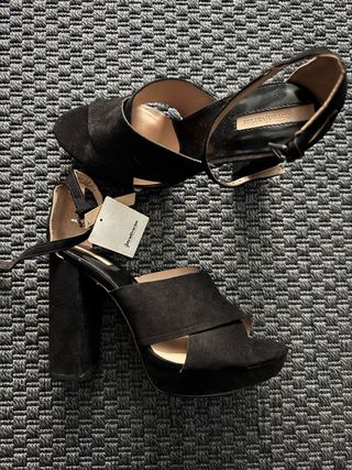 Sandalias Stradivarius tacón plataforma negras
