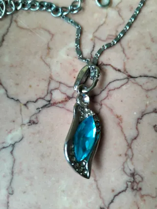 Collar con colgante azul y plateado