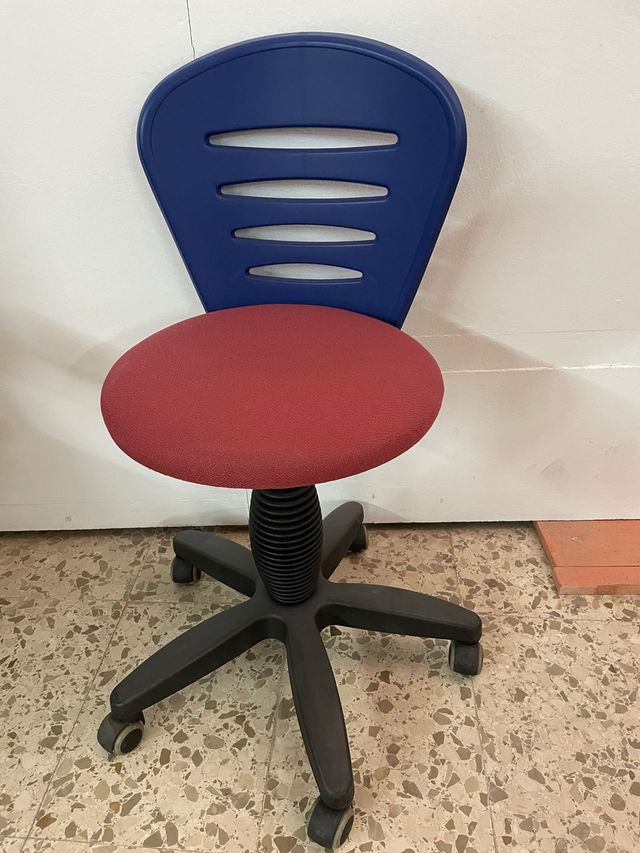 Silla de estudio azul y roja