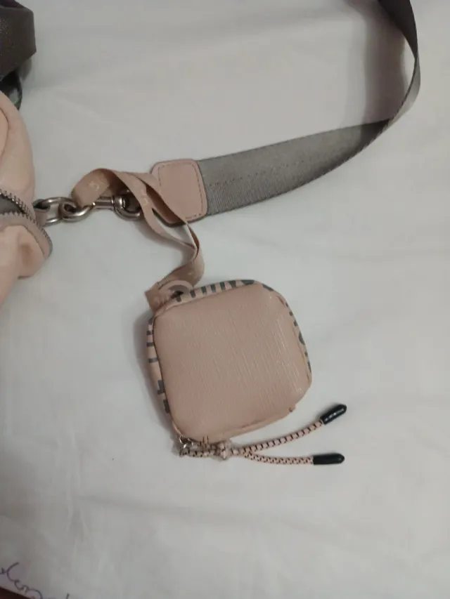 Bolso rosa acolchado con bandolera