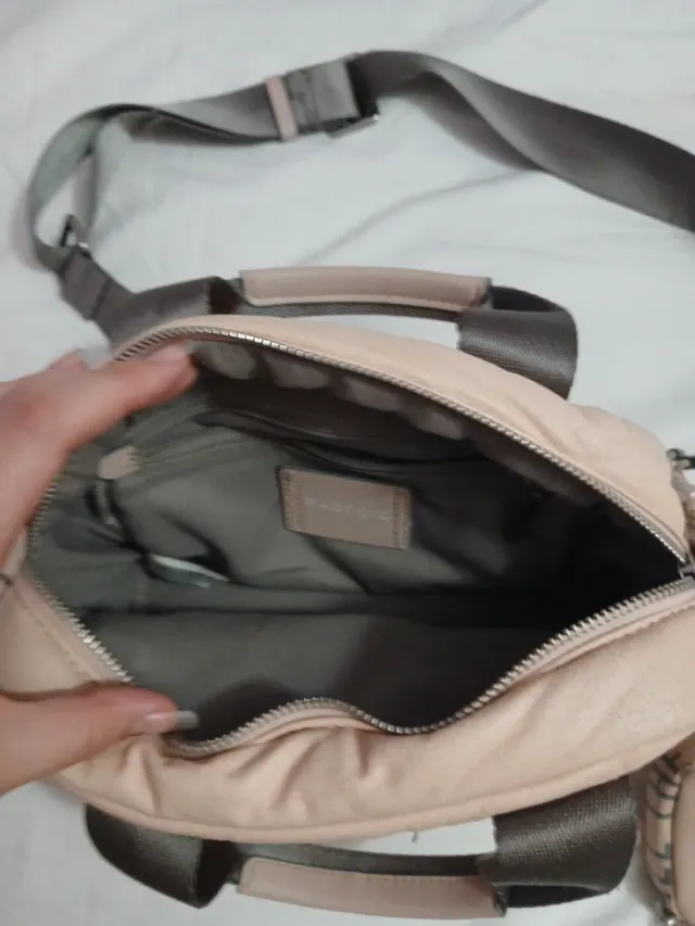 Bolso rosa acolchado con bandolera