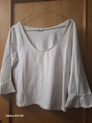 Camiseta blanca manga al codo con volante
