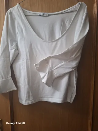 Camiseta blanca manga al codo con volante