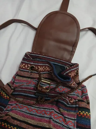 Mochila étnica con solapa y cordón