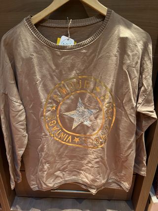 Sudadera marrón con estampado de estrella