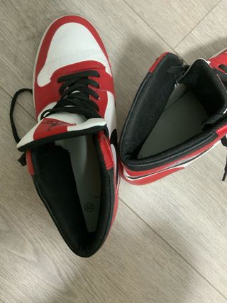 Zapatillas Jordan 1 Rojas y Blancas Talla 43