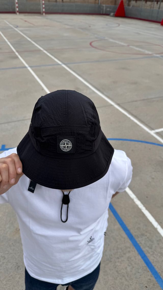 “NYLON” gorra o Bucket hat de Stone Island