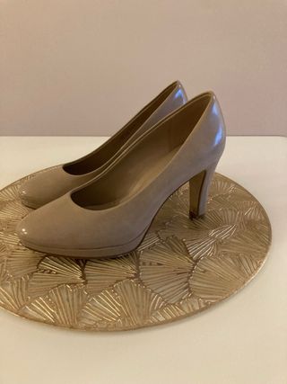 Zapatos de tacón beige/tostado charol