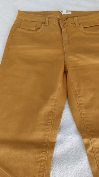 Pantalones amarillos de mujer