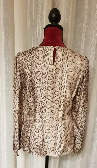 Blusa seda estampado reptil beige y marrón