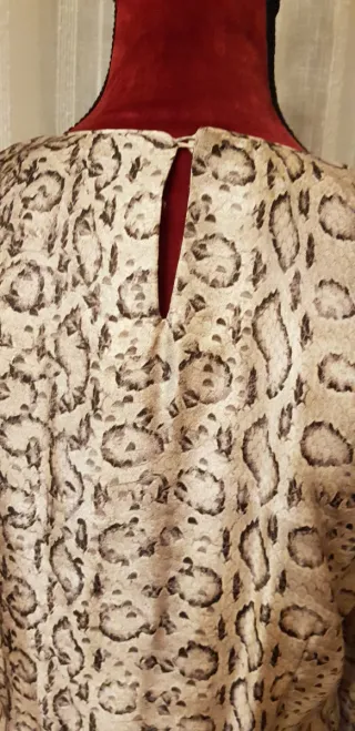Blusa seda estampado reptil beige y marrón