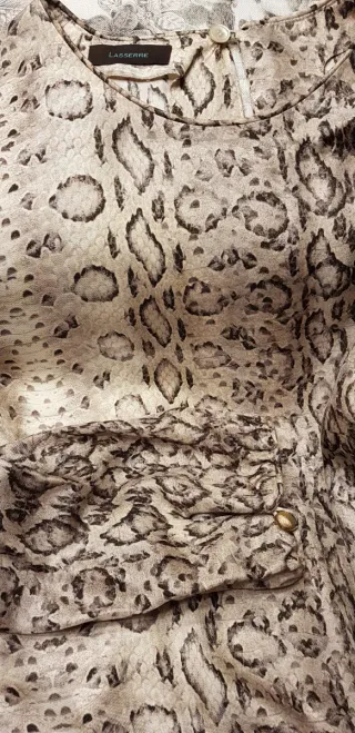 Blusa seda estampado reptil beige y marrón