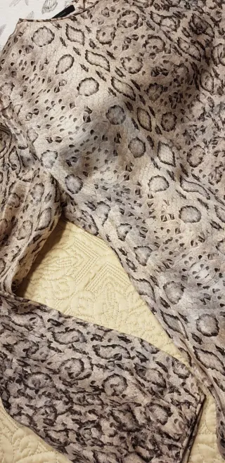 Blusa seda estampado reptil beige y marrón