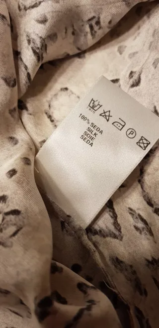 Blusa seda estampado reptil beige y marrón