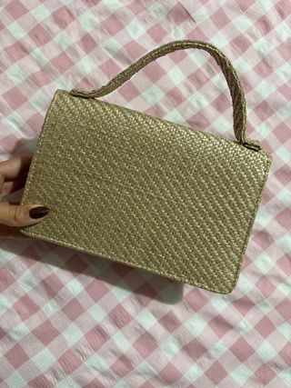 Bolso de mano dorado con abalorios