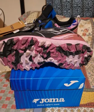 Zapatillas Joma Vora Negras y Rosas