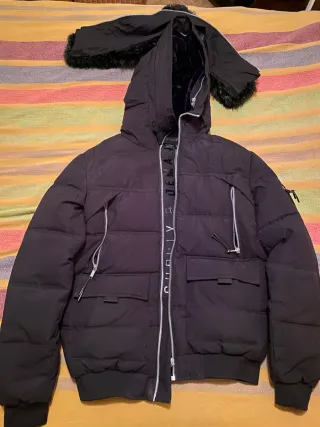 Abrigo negro Supply con cuello de piel