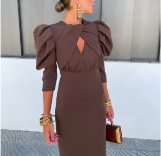 Vestido invitada marrón con mangas abullonadas