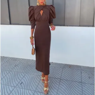 Vestido invitada marrón con mangas abullonadas
