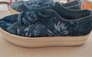 Zapatillas con plataforma y estampado floral