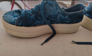 Zapatillas con plataforma y estampado floral