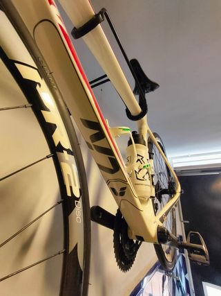 Bicicleta de carretera Giant Liv blanca