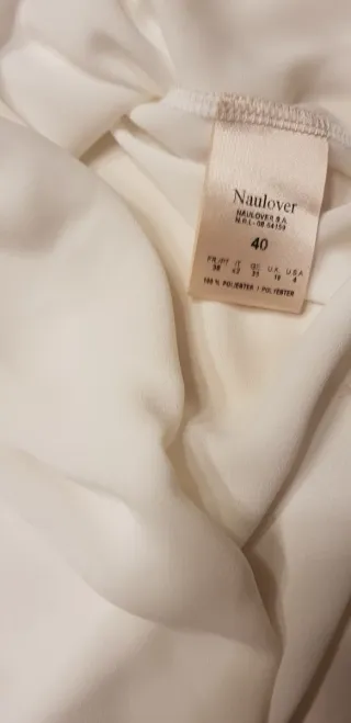 Blusa Naulover cuello pico blanca
