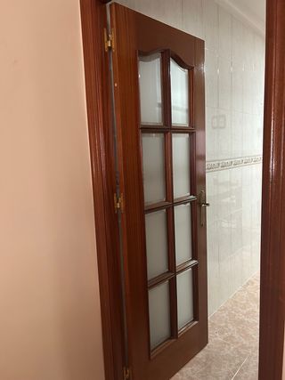 Puertas de madera oscura