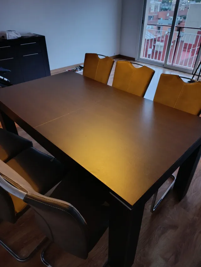 Mesa de comedor de madera y cuero