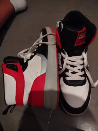 Zapatillas altas rojas y blancas