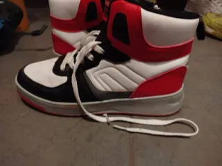 Zapatillas altas rojas y blancas
