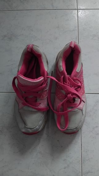 Zapatillas deportivas beige y blancas