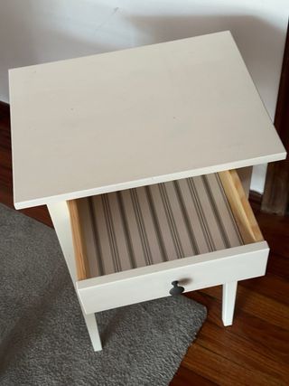 Mesita de noche blanca con cajón 