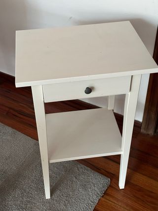 Mesita de noche blanca con cajón 
