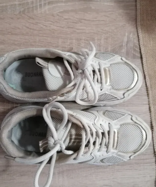 Zapatillas deportivas muy usadas