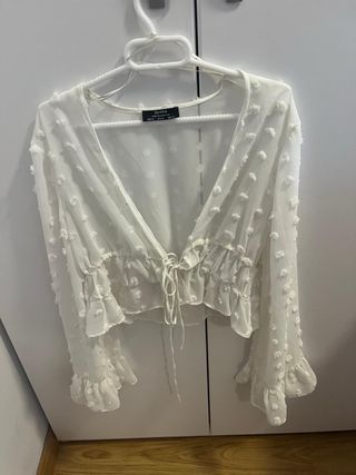 Blusa Bershka blanca volantes M