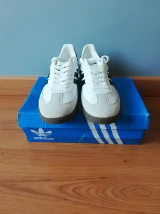 Zapatillas Adidas Beige y Blanco 