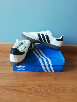 Zapatillas Adidas Beige y Blanco 