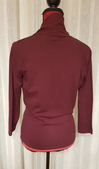 Camiseta granate cruzada
