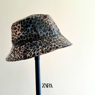 Chapéu impermeável Zara estampado leopardo